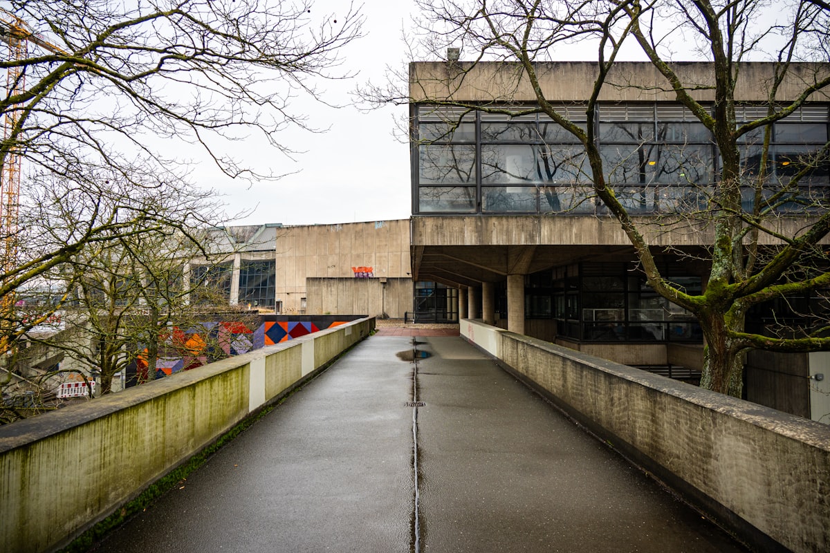 Tregde House, concrete walkway approach